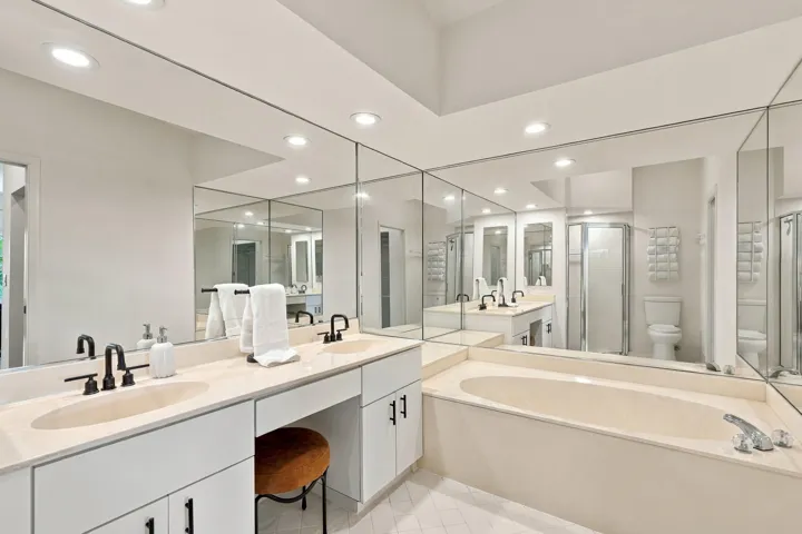 OWNERS BATH SEP. TUB