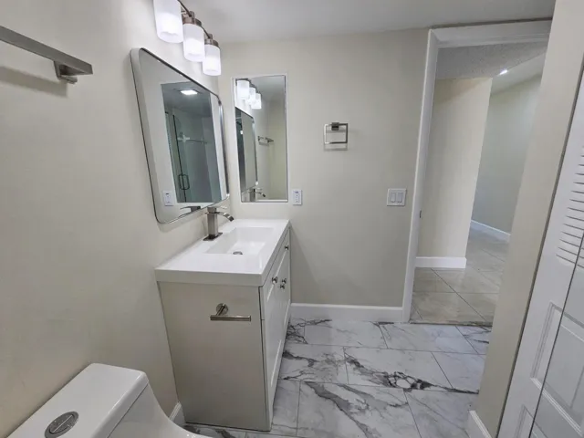 Bathroom 2 (2)