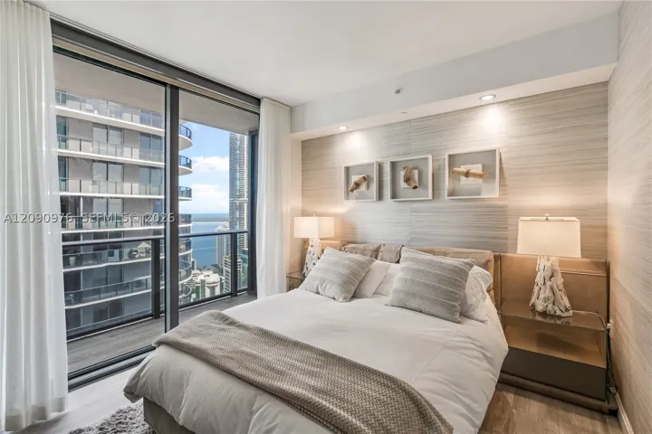 55 Sw 9th St 4001, Miami, Florida 33130