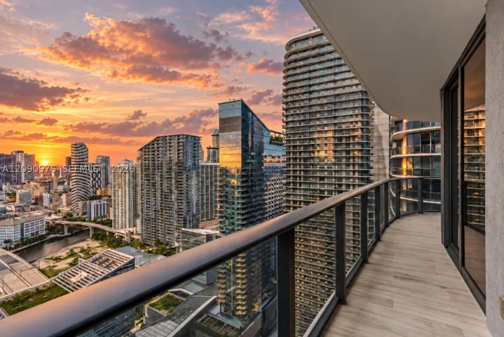 55 Sw 9th St 4001, Miami, Florida 33130