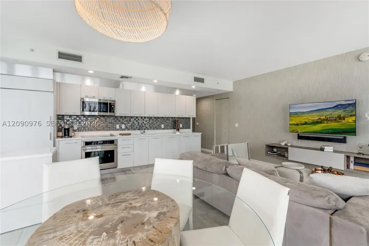 55 Sw 9th St 4001, Miami, Florida 33130