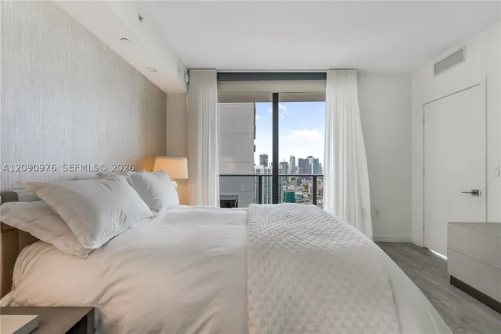 55 Sw 9th St 4001, Miami, Florida 33130