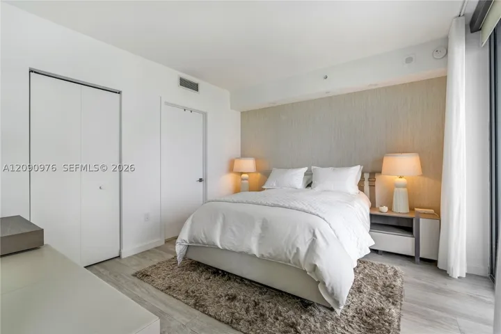 55 Sw 9th St 4001, Miami, Florida 33130