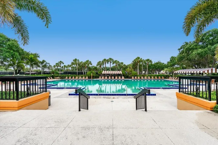 Amenity_Area_1_Community_Pool