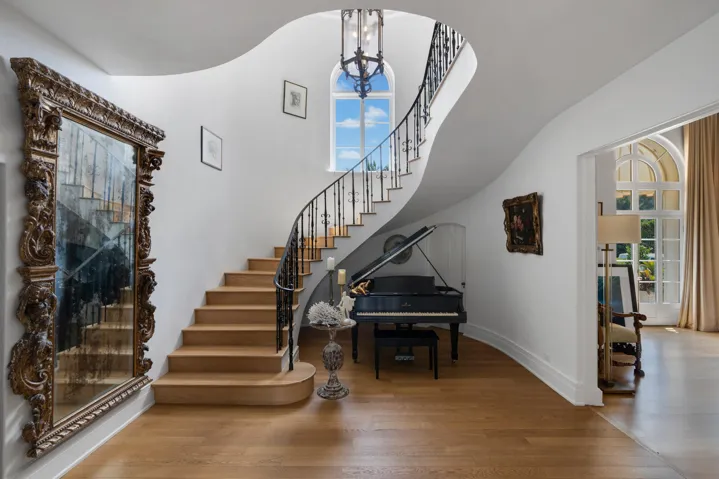 13-Grand staircase