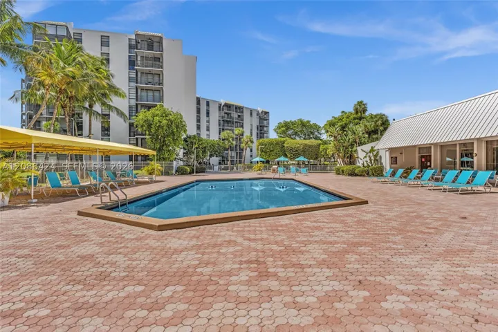 SPACIOUS POOL DECK