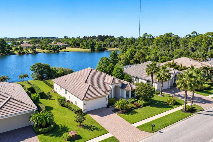 3 Exterior 7621 Fieldstone 5