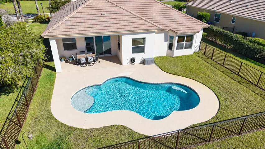 9 Exterior 7621 Fieldstone pool 3