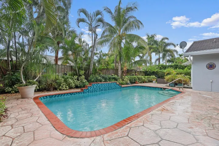 Pool-front