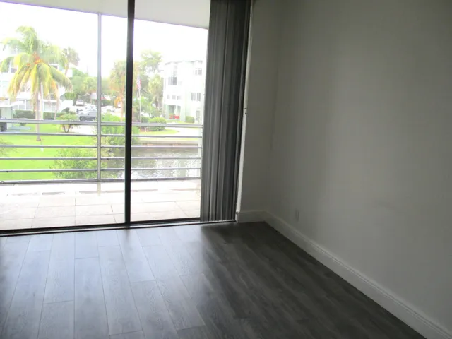 E207 BEDROOM 2