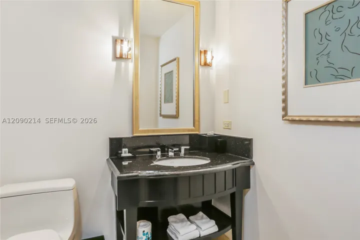 Half bathroom - 507