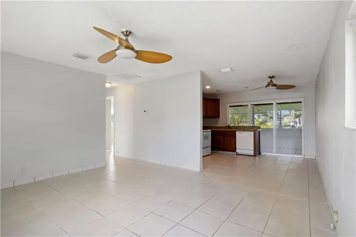 5207 Living Rm 2
