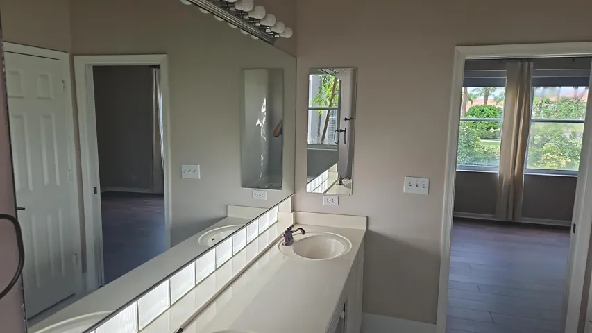 1000406547
