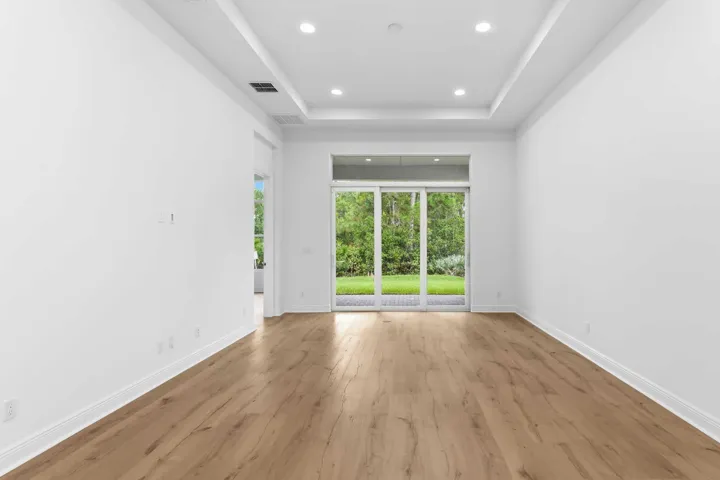 150_SE_Cortile_Ave_vacant-05