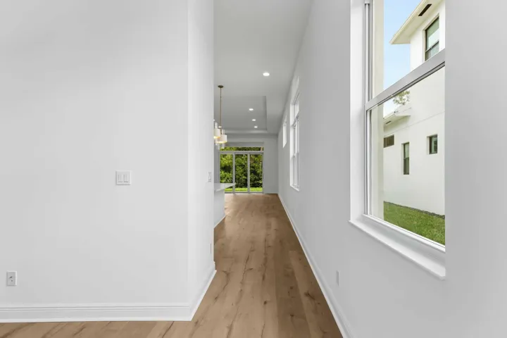 150_SE_Cortile_Ave_vacant-04