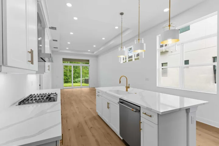150_SE_Cortile_Ave_vacant-08