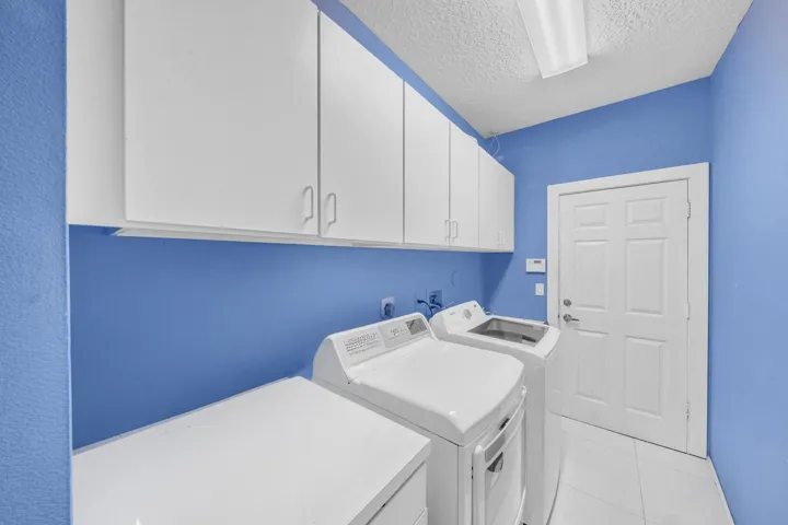 24 Laundry Room (2)