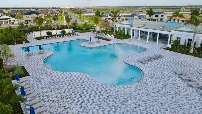 Community pool with splash zone.jpg-SMAL