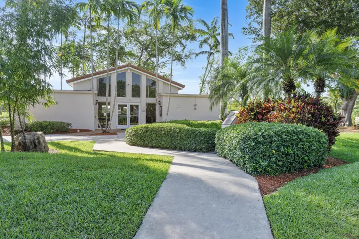 2596 Lakeview Court_001