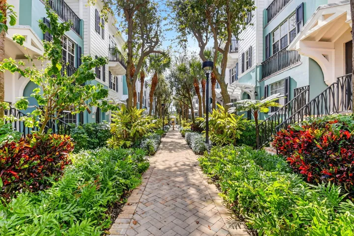 COURTYARD LOCATION!!!