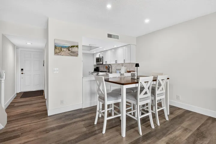 18449 LIVING TO KITCHEN