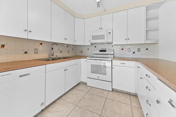 09 Kitchen 01