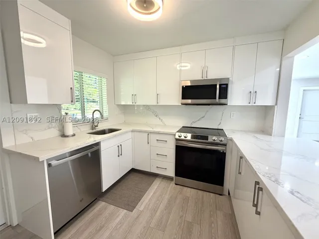 KITCHEN ALL STAINLING STEEL APPLIANCES