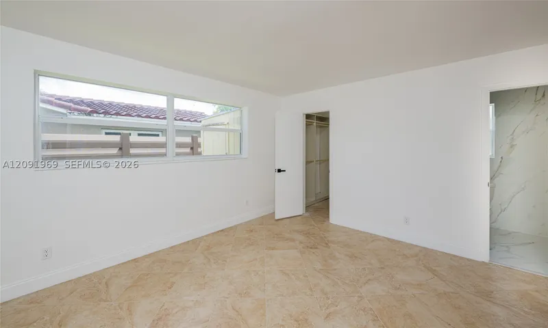 Master Bedroom/w Walking Closet & Master Bathroom