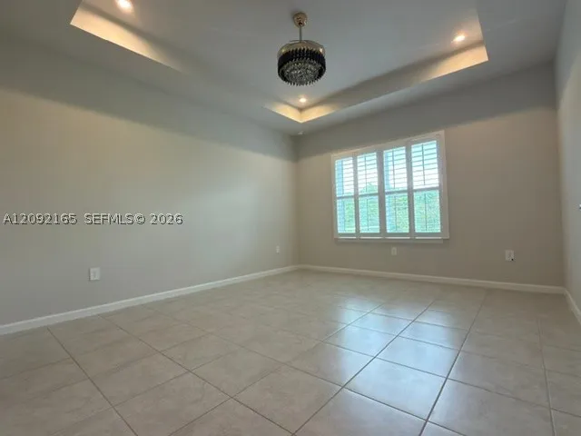 primary suite with tray ceiling & custom light/fan