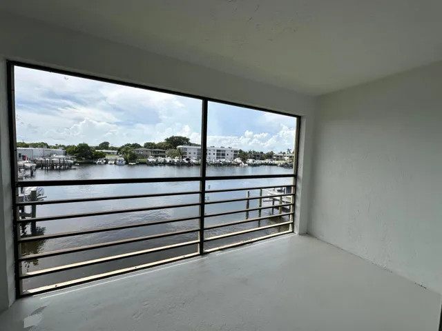 Screen balcony