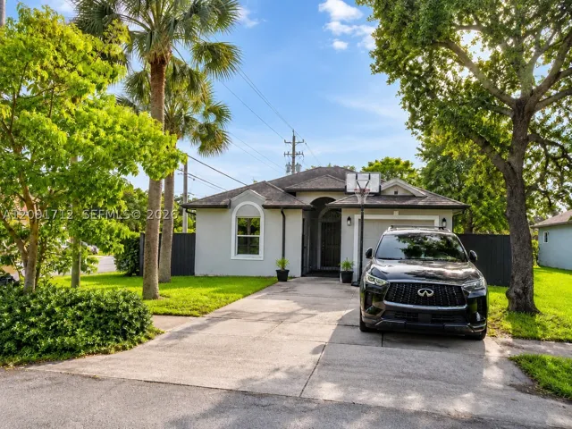 Drive way with plenty of parking