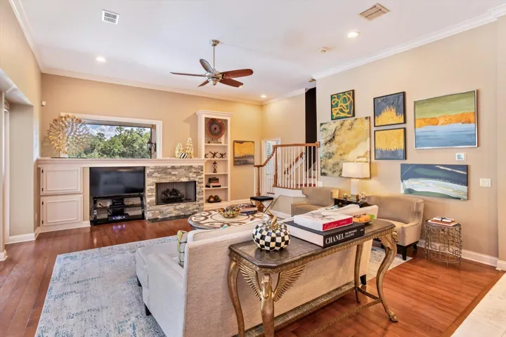 24-Family Room (2)