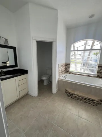 Master bathroom (2)