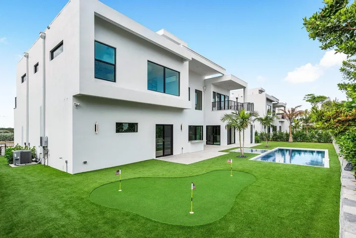 PUTTING GREEN
