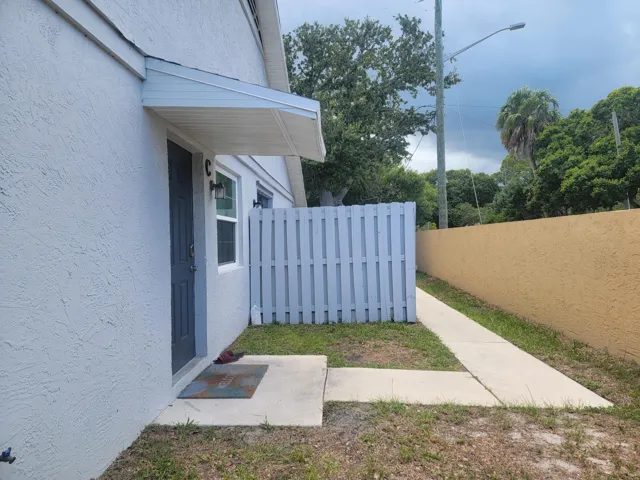 2001 Oleander Blvd Apt C Ext Entrance