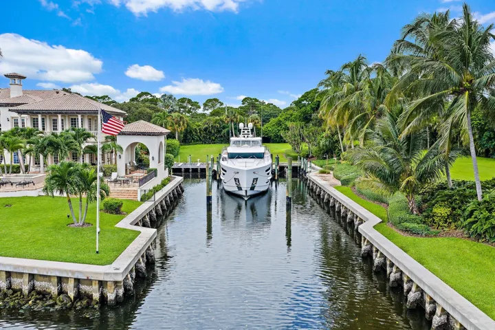 216' Protected Yacht Dockage