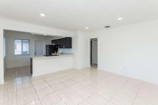 Front Unit Living 320 SW 10th Ter