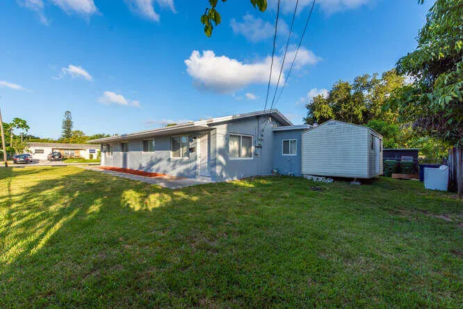 320322 SW 10th Terrace-small-014-030-Bac