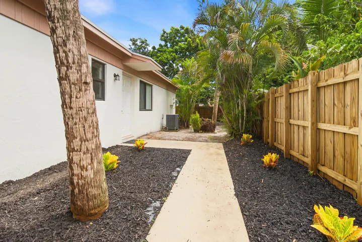 581-NW-47TH-AVE-33445-004