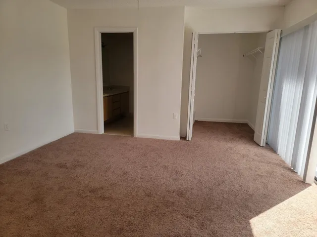 1000401843