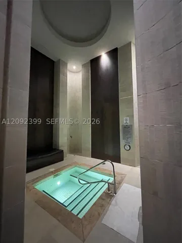 Hot Tub / High Ceiling