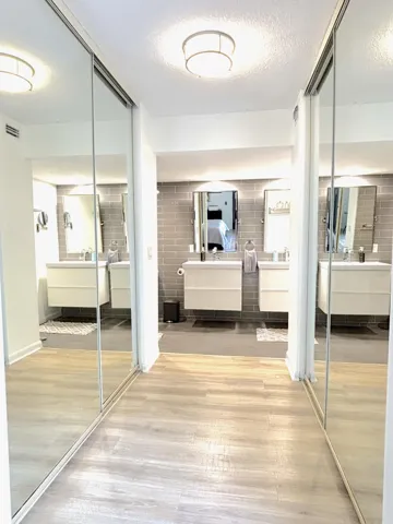 WALKING CLOSET