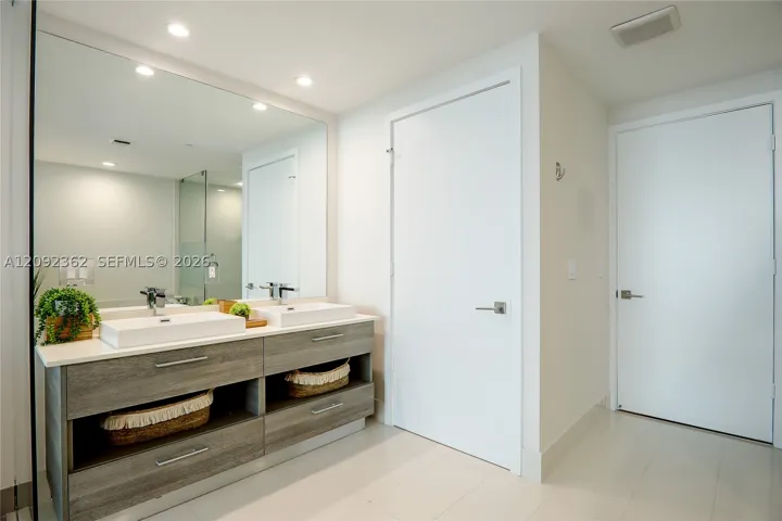650 Ne 32nd St 4105, Miami, Florida 33137
