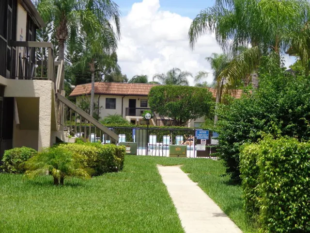 LUCERNE LAKES pool picture