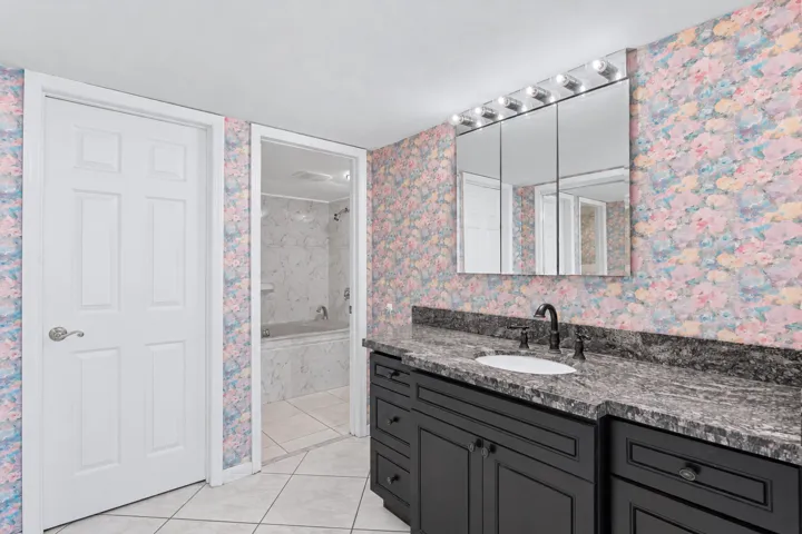 Master En-Suite Bathroom