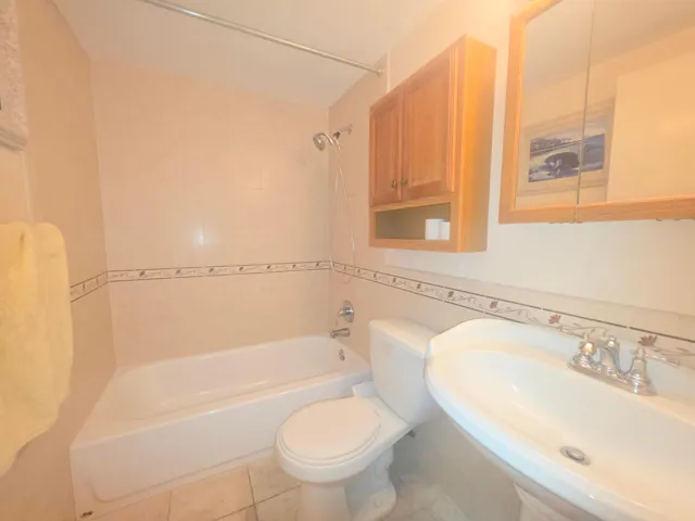 2ND BATHROOM VIEW GREENGLADES