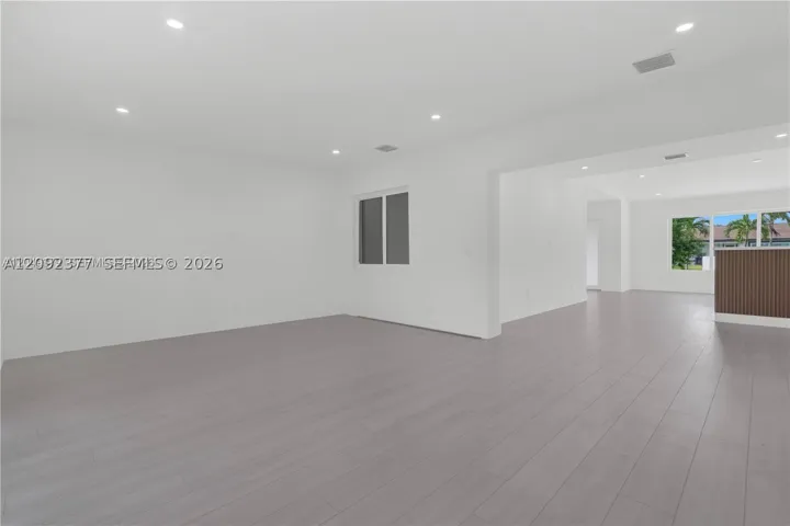FAMALIY & OPEN CONCEPT FLOOR PLAN
