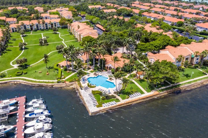 YACHT CLUB ARIEL W MARINA AND POOL