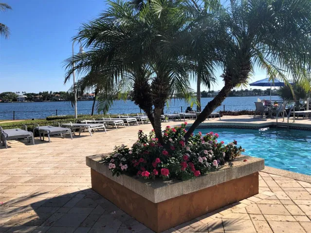 YACHT CLUB WATERFRONT