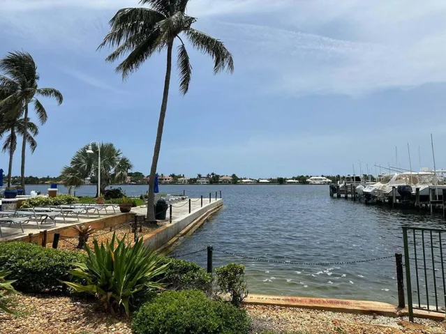 YACHT CLUB WATERSIDE LOUNGE AREA